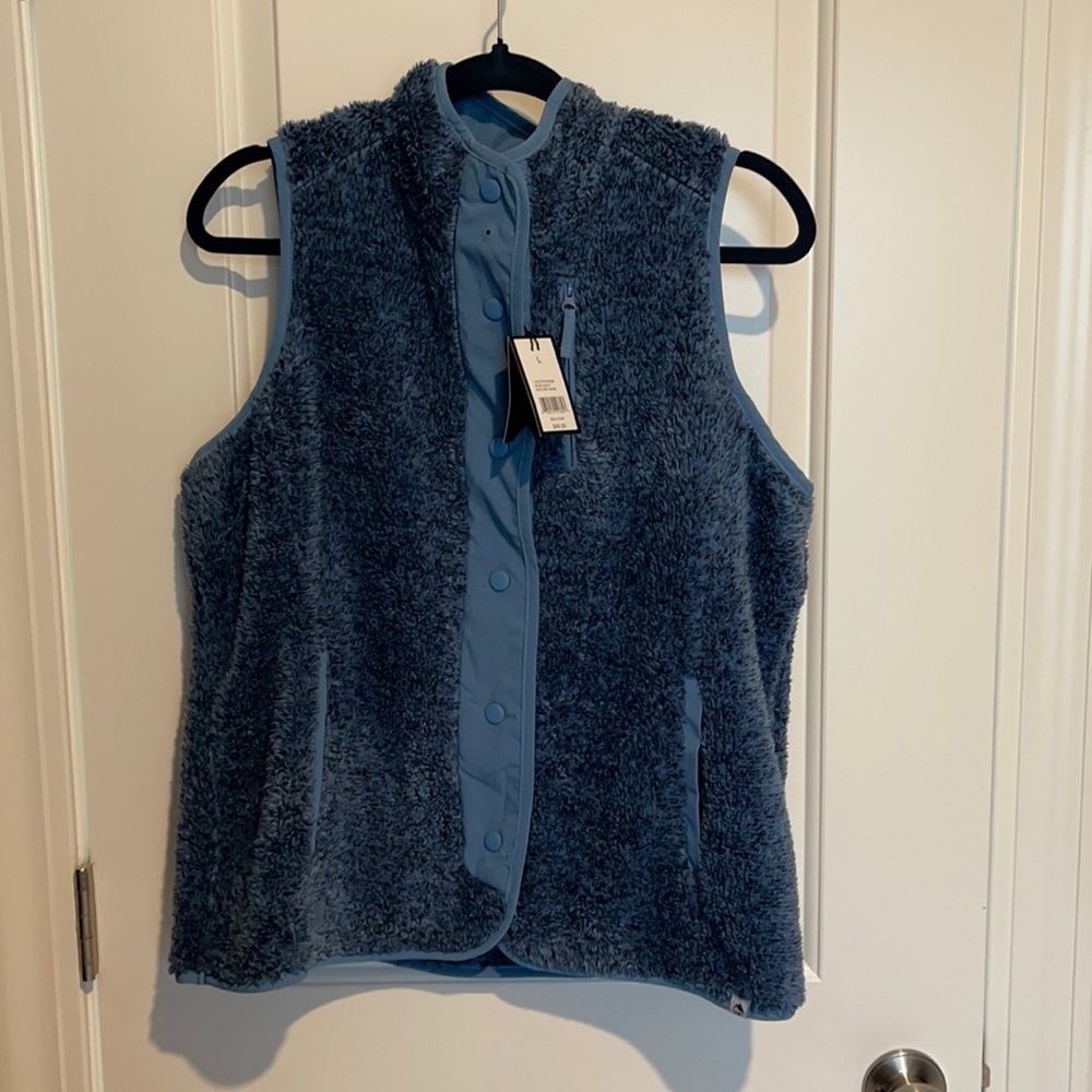 NEVERWORN. Woman’s soft blue button up vest.